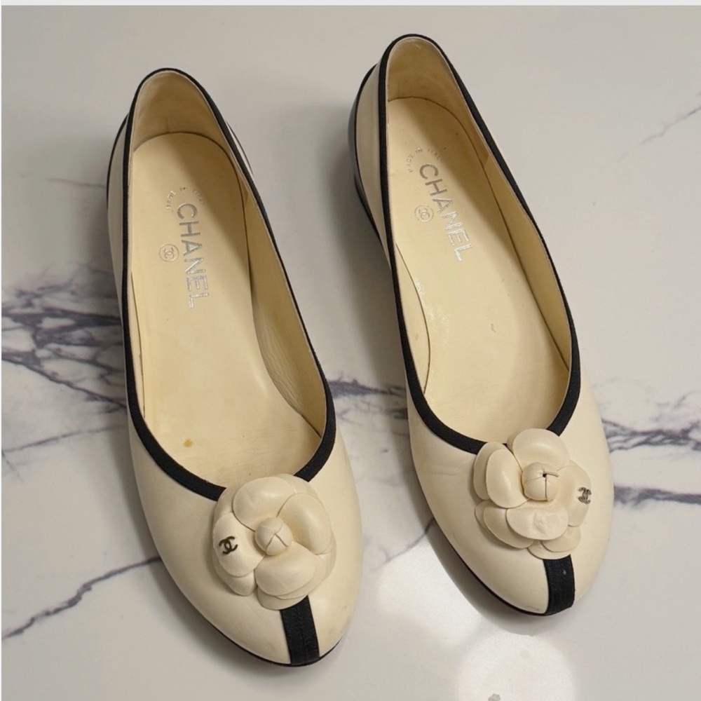 Authentic Chanel Camellia Leather Ballet Flats in Cream & Black  size 41